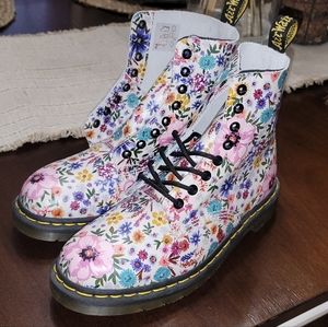 1 DOC DR MARTENS WANDERLUST BONE LEATHER FLORAL BOOTS BRAND NEW SIZE 7UK US: W8.